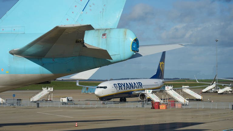 Eine Maschine der Billigfluggesellschaft Ryanair steht auf dem Vorfeld des Flughafens Hahn.  (Foto: dpa Bildfunk, picture alliance/dpa | Thomas Frey)