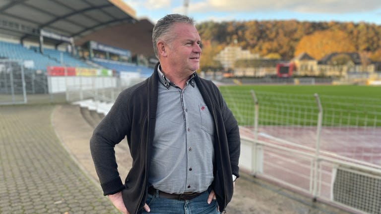 r Blick wandert in die Ferne, der Fokus liegt auf den kommenden Spielen der Eintracht. Triers Co-Trainer Roger Stoffels arbeitete beim KAS-Eupen, als die Kataris den Club übernahmen.  (Foto: SWR)