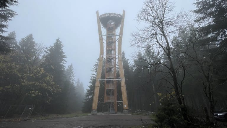 Der neue Idarkopfturm im Idarwald bei Stipshausen umhüllt von Nebel. (Foto: SWR)