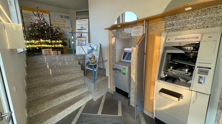 Unbekannte haben einen Geldautomaten in Oberstadtfeld im Vulkaneifelkreis gesprengt. (Foto: SWR, Christian Altmayer)