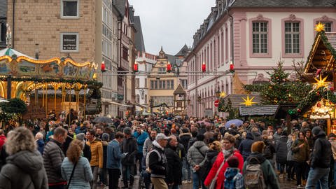 Festlich gestalteter Markt in Trier mit Weihnachtsbuden, Karussell und vielen Besuchern (Foto: dpa Bildfunk, Picture Alliance)