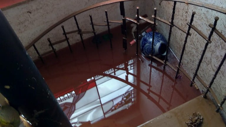 Auch im Treppenhaus stand das Hochwasser der Kyll. (Foto: privat (Hans Casel))