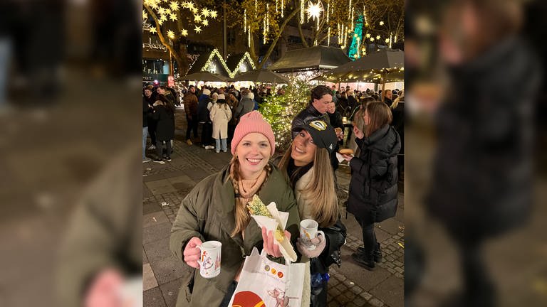 Luisa Rogoll und Elena Kassel auf dem Weihnachtsmarkt in Köln. (Foto: SWR)