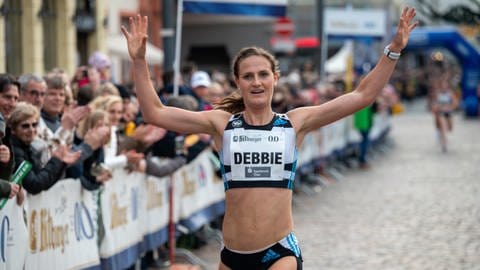 Deborah Schöneborn (SCC Berlin) läuft als Siegerin im „Elite-Lauf der Frauen“ über 5000 Meter ins Ziel. (Foto: dpa Bildfunk, picture alliance/dpa | Harald Tittel)