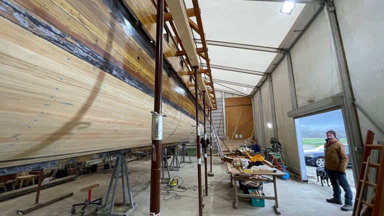 So sieht die Stella Noviomagi im Dezember 2022 aus. Der komplette Unterbau ist neu. Das frische Holz duftet gut in der Halle.  (Foto: SWR)
