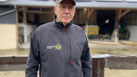 Landwirt Bernhard Koch betreibt einen Biohof in Hettenrodt im Landkreis Birkenfeld. Wegen der milden Temperaturen ist das Unkraut auf seinen Feldern bereits hochgewachsen. Das könnte bei der Ernte zum Problem werden. (Foto: SWR)