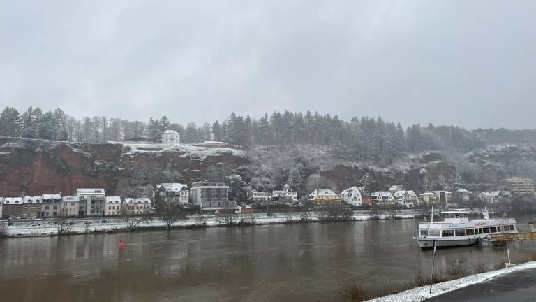 Schnee auch am Moselufer in Trier. (Foto: SWR)