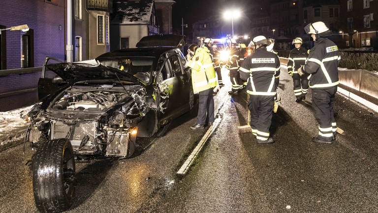 Nach einem Unfall in Idar-Oberstein haben Fahrer und weitere Autoinsassen ihren Wagen zurückgelassen. (Foto: Foto Hosser)