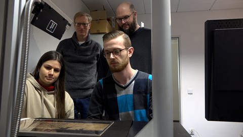 Forscherteam der Uni Trier schaut auf Hypespektralkamerscan eines Papyrus (Foto: SWR)
