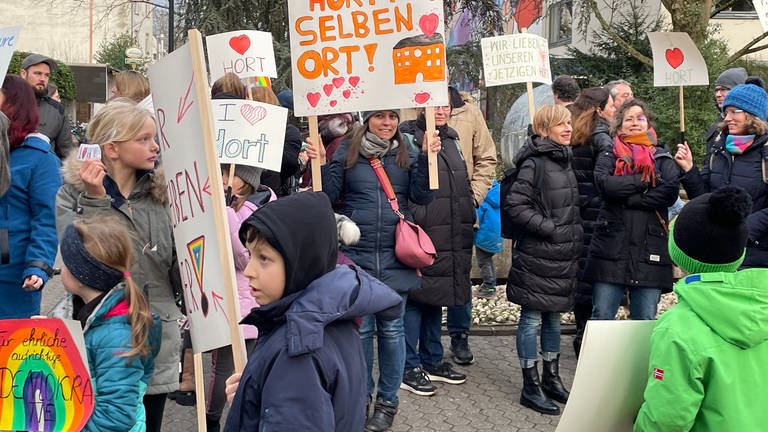 Kinder, Eltern und Erzieher haben vor dem Rathaus in Trier für den Erhalt des Horts in seinen Räumen demonstriert. (Foto: SWR, Astrid Schuler)