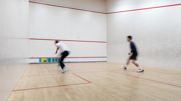 Zwei Squash-Spieler in einer Squash-Halle.  (Foto: IMAGO, IMAGO / Panthermedia)