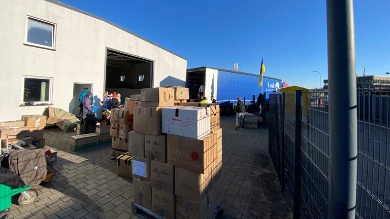Ein Bauunternehmer aus Trier hat für die Erdbebenopfer in der Türkei eine Hilfsaktion gestartet. Gesammelt werden die Hilfsgüter in einer Lagerhalle in Konz. (Foto: Emrah Bayinder)