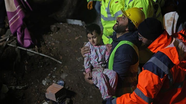 Erdbeben in der Türkei: Rettungskräfte bergen Kind aus den Trümmern. (Foto: at fire)