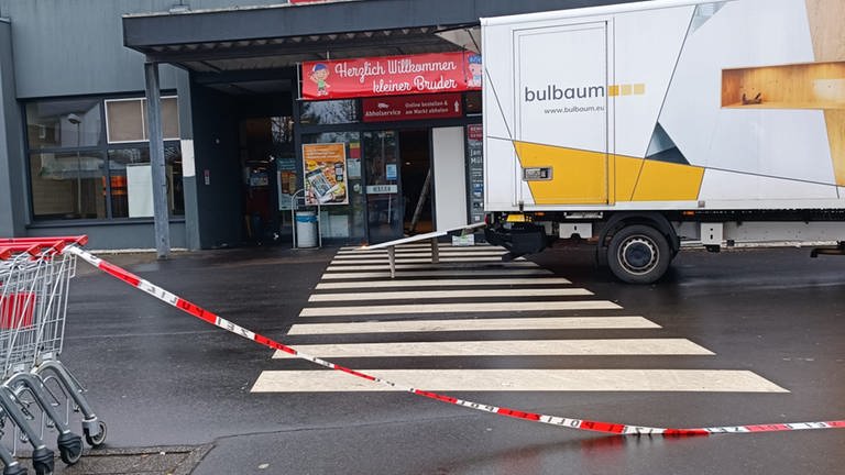 Die Eingangstür des Supermarktes wurde nach Angaben der Polizei beschädigt. (Foto: Agentur SIKO)