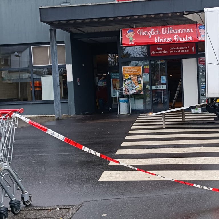 Die Eingangstür des Supermarktes wurde nach Angaben der Polizei beschädigt. (Foto: Agentur SIKO)