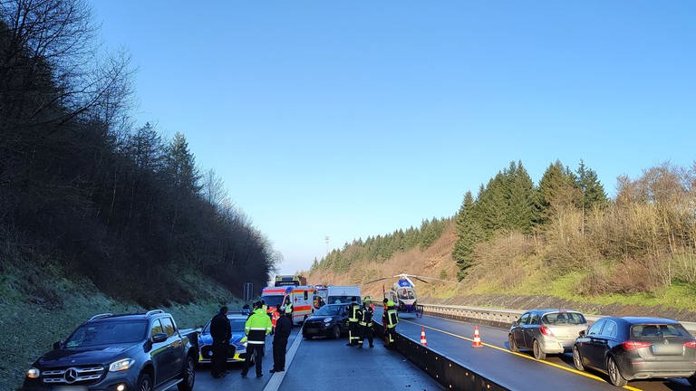 Mehring: Auf der Autobahn A1 am Autobahndreieck Moseltal hat es einen Unfall mit mehreren Schwerverletzten gegeben. (Foto: Steil TV)