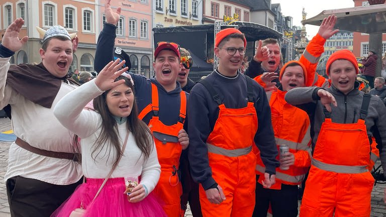 Gruppe als Müllmänner verkeidet zu Weiberdonnerstag in Trier. (Foto: SWR)