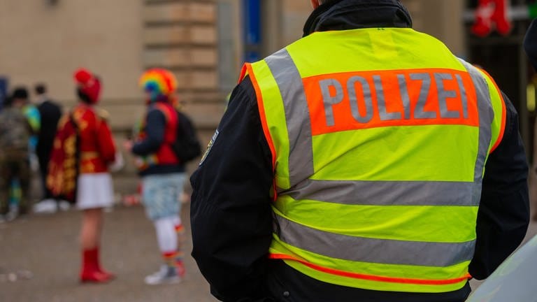 Rosenmontag in Trier: Polizei sorgt für Sicherheit (Symbolbild) (Foto: picture alliance/dpa | Andreas Arnold)