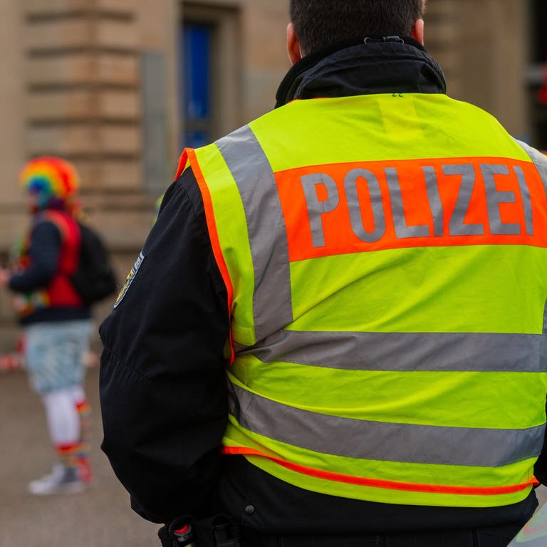 Rosenmontag in Trier: Polizei sorgt für Sicherheit (Symbolbild) (Foto: picture alliance/dpa | Andreas Arnold)