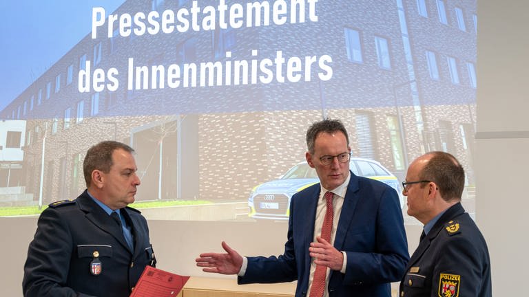 Innenminister Ebling gibt Pressestatement in Trier (Foto: dpa Bildfunk, Picture Alliance)