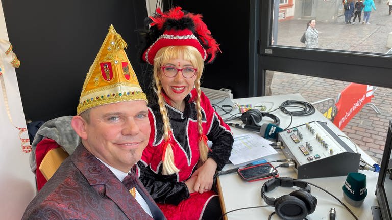 Im gläsernen Studio auf dem Hauptmarkt: SWR-Reporterin Jana Hausmann und Tommy Schwinden von der Arbeitsgemeinschaft Trierer Karneval.