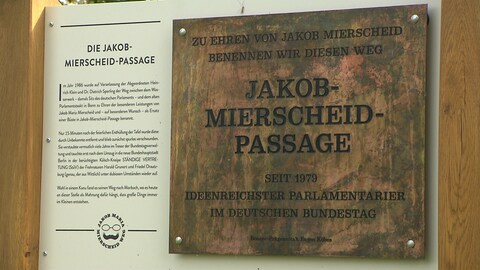 Eine Plakette auf dem Jakob-Maria-Mierscheid-Pfad bei Morbach. (Foto: SWR)