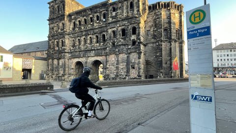 Ein Radfahrer vor der Porta Nigra in Trier. Wegen des Streiks bei den Verkehrsbetrieben SWT sind viele Menschen auf andere Verkehrsmittel umgestiegen.  (Foto: SWR)