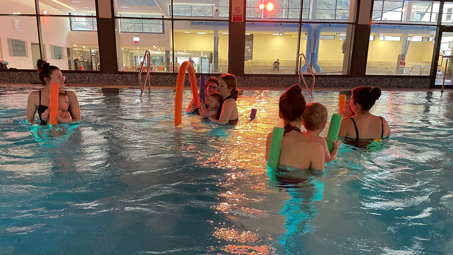 Zittern bei Mutter-Kind-Schwimmen: Vielen Eltern ist es im Lehrschwimmbecken des Idar-Obersteiner Hallenbades zu kalt. (Foto: SWR)