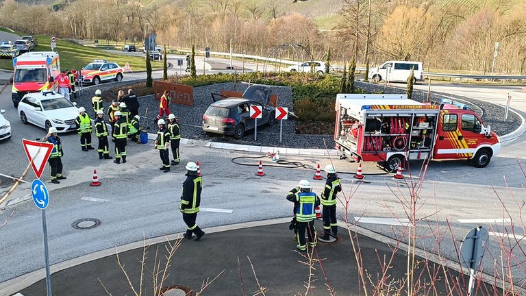Ein Autofahrer ist nach Angaben der Polizei betrunken in den Kreisel bei Lösnich gefahren. (Foto: Agentur SIKO)
