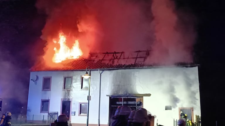 Ein Feuer hat in Großlittgen ein Haus mit Scheune zerstört.