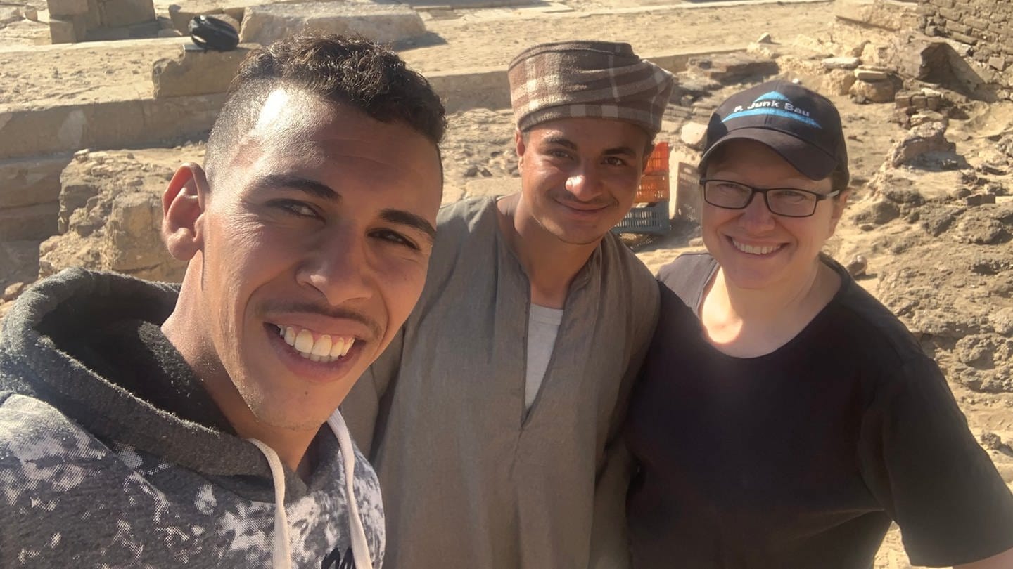 Heidi Köpp-Junk mit zwei Mitgliedern des Grabungsteams in Ägypten. (Foto: Heidi Köpp-Junk)
