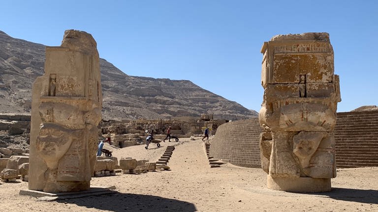 Zwei Hathorsäulen stehen im Eingangsbereich des Tempels.