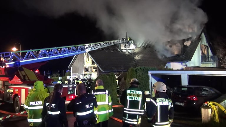 Feuerwehr bei Dachstuhlbrand in Ürzig (Foto: SWR)