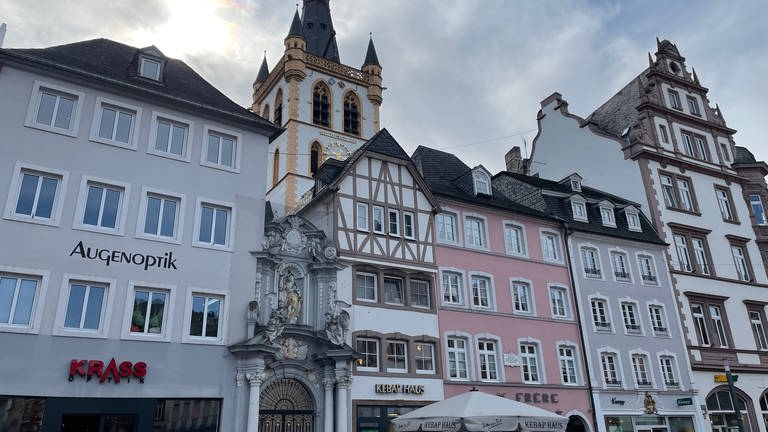 Die Markt- und Bürgerkirche St. Gangolf vom Trierer Hauptmarkt aus gesehen (Foto: SWR, Nicole Mertes )