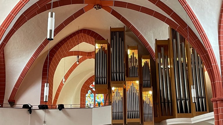 Blick vom Altar zur Orgelempore in der sanierten Trierer Kirche St. Gangolf (Foto: SWR)