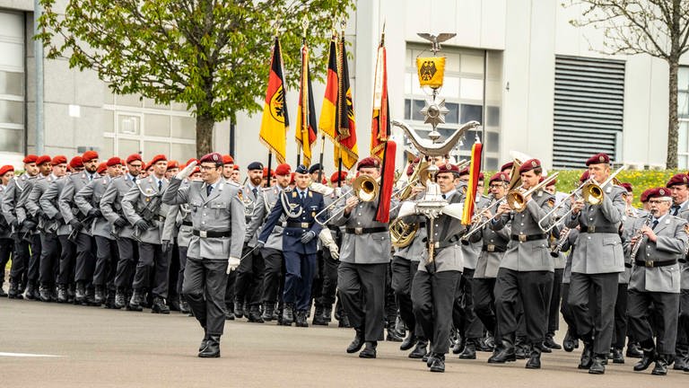 Übergabe-Appell an der Artillerieschule Idar- Oberstein.