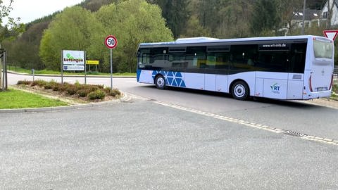 In Bettingen fährt ein Linienbus in Richtung Bitburg. (Foto: SWR)
