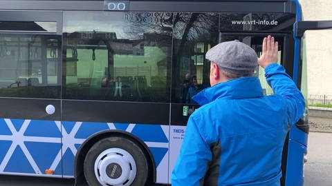 Am Ziel angekommen: Nach zwei Stunden Fahrt mit dem Linienbus erreicht SWR-Reporter Martin Schmitt wieder Baustert in der Eifel. (Foto: SWR)