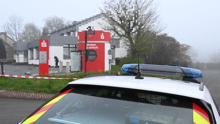 In Stadtkyll in der Eifel haben unbekannte Täter einen Geldautomaten gesprengt. Nach Angaben der Polizei erbeuteten sie dabei auch Geld. Die Explosionen am Automat haben Anwohner aus dem Schlaf gerissen. (Foto: Geidis-Agentur Siku)