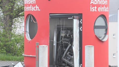 Bei der Sprengung eines Geldautomaten in Stadtkyll haben die drei Täter nach Angaben der Polizei Geld erbeutet. Sie sind aus der Eifel in Richtung Nordrhein-Westfalen geflüchtet. (Foto: Geidis/Agentursiku)