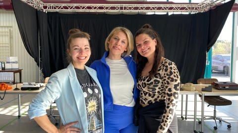 Die Musicaldarstellerinnen Denise Vilöhr (links), Sarah Matberg (Mitte) und Fenja Schneider (rechts) freuen sich auf ihre Auftritte in Darscheid Ende August und Anfang September, wenn "9 to 5" aufgeführt wird. (Foto: SWR, Anna-Carina Blessmann)