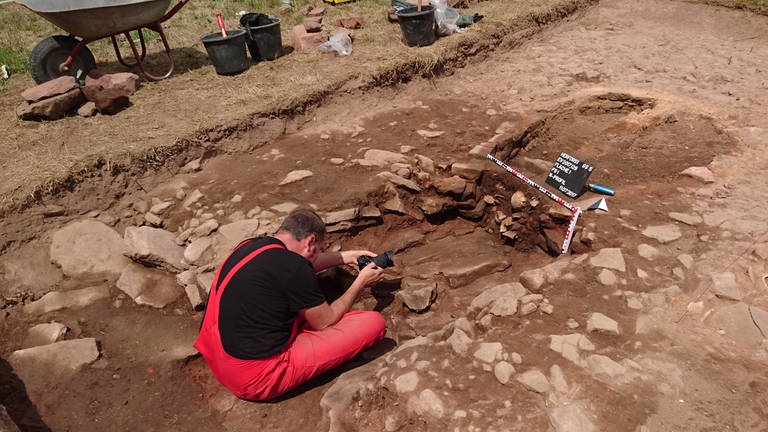 Vor Jahren haben die Archäologen auf einem Acker bei Herforst drei Töpferöfen ausgegraben. Nun stellt sich heraus: Es müssen mehr als Hundert gewesen sein. 