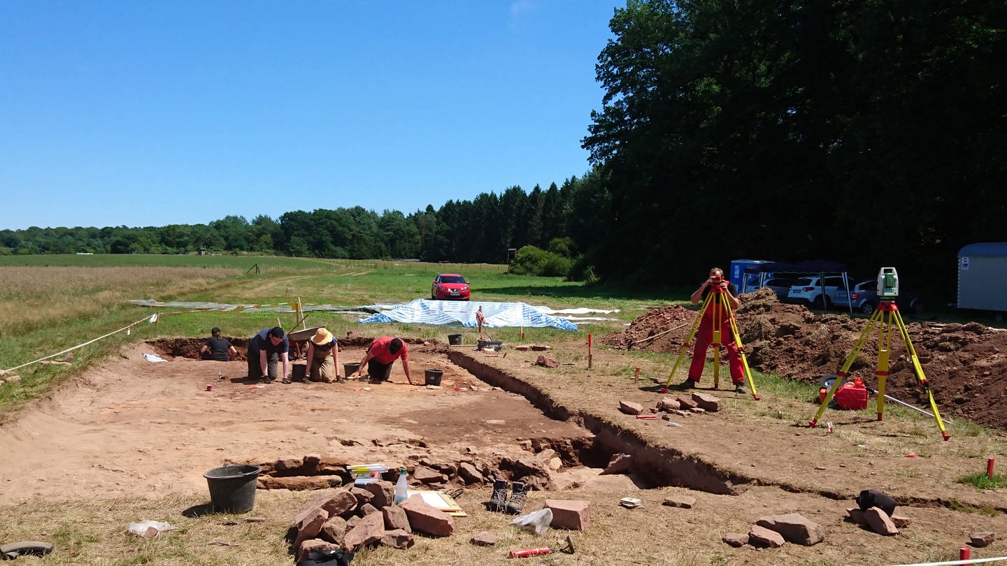 Vor Jahren haben die Archäologen auf einem Acker bei Herforst drei Töpferöfen ausgegraben. Nun stellt sich heraus: Es müssen mehr als Hundert gewesen sein. (Foto: LEIZA)