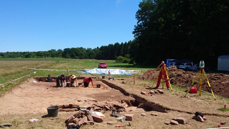 Vor Jahren haben die Archäologen auf einem Acker bei Herforst drei Töpferöfen ausgegraben. Nun stellt sich heraus: Es müssen mehr als Hundert gewesen sein. 