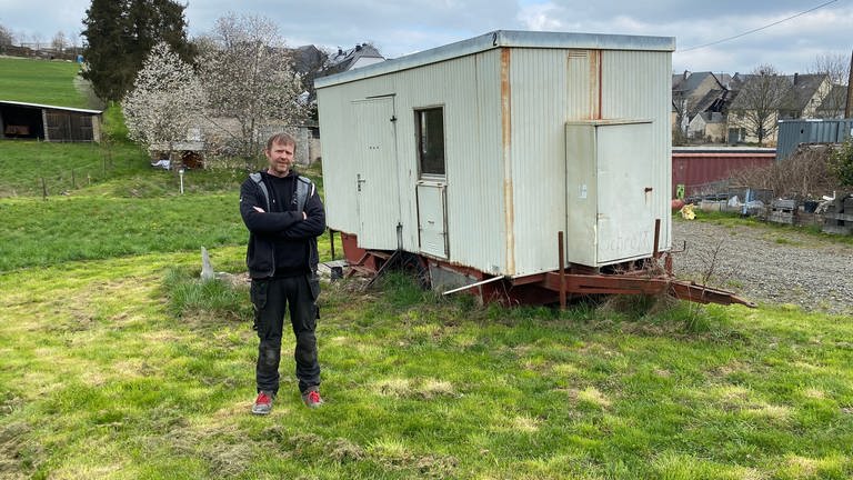 Schreinermeister Lars Rüddel baut einen Bauwagen zum Tiny House um. 