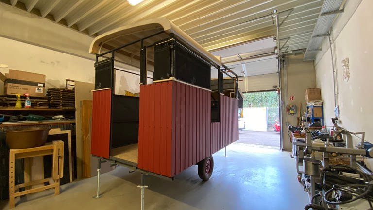Zwei Schreiner aus der Region Trier bauen einen Bauwagen zum Tiny House um.