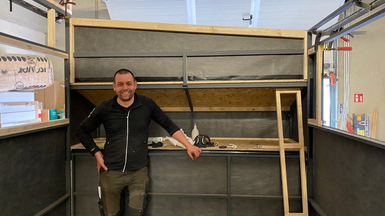 Zwei Schreiner aus der Region Trier bauen einen Bauwagen zum Tiny House um.