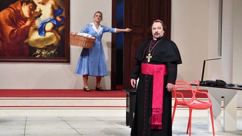 Barbara Ullmann spielt die Haushälterin des Bischofs, dargestellt von Michael Hiller. (Foto: Theater Trier)