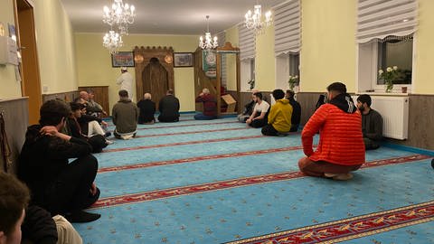 Das Abendgebet gehört jeden Tag zu den fünf Gebeten der Muslime. Nach dem gemeinsamen Fastenbrechen wird auch gemeinsam in der Moschee gebetet.