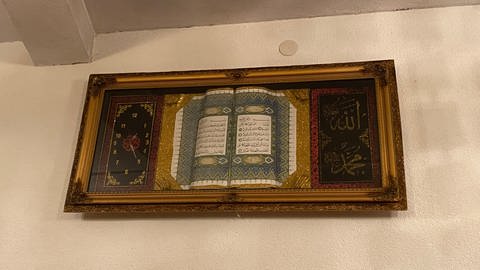 In den Gemeinderäumen erinnert der Koran an der Wand daran, dass man sich hier in einer Moschee befindet.
